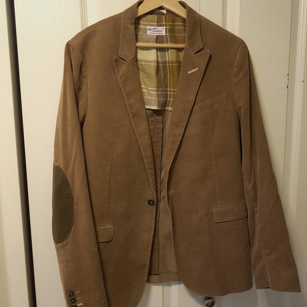Corduroy single button sport jacket with elbow pads.